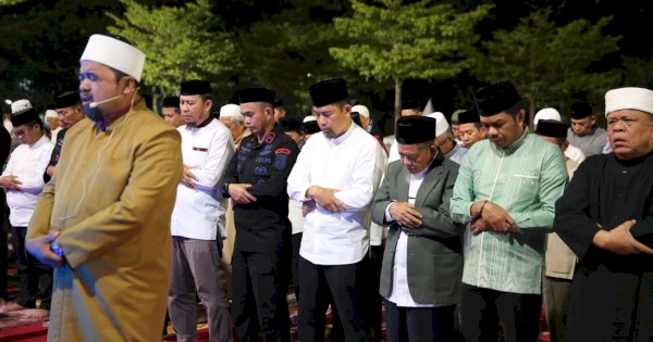 Pjs Wali Kota Ikut Salat Subuh Berjemaah Bareng Masyarakat di Anjungan City Of Makassar