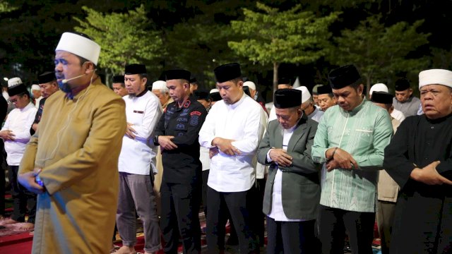 Pjs Wali Kota Ikut Salat Subuh Berjemaah Bareng Masyarakat di Anjungan City Of Makassar