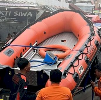 TRC BPBD Makassar Bantu Evakuasi Korban Banjir di Luwu