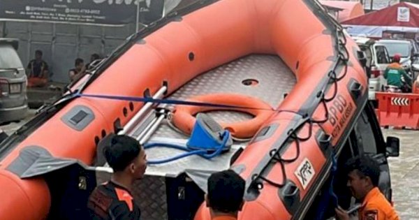 TRC BPBD Makassar Bantu Evakuasi Korban Banjir di Luwu