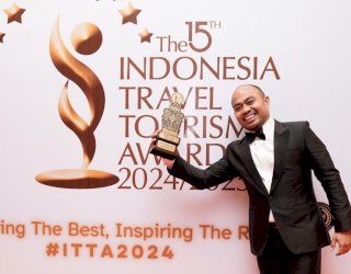 Kadispar Makassar Roem Raih Penghargaan Top Hospitality Leader di Ajang 15th Indonesia Travel & Tourism Awards 2024