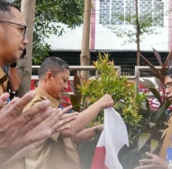 Kesbangpol Awali Gerakan Pembagian 10 Juta Bendera Merah Putih di Kecamatan Makassar