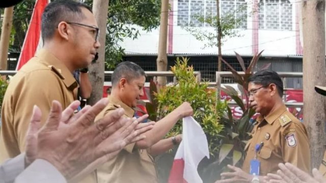 Kesbangpol Awali Gerakan Pembagian 10 Juta Bendera Merah Putih di Kecamatan Makassar