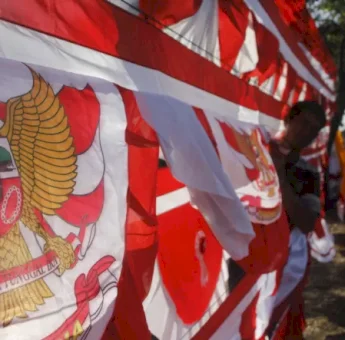 Kesbangpol Makassar Bagi-Bagi Bendera Gratis di 15 Kecamatan Jelang HUT RI ke-79