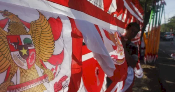 Kesbangpol Makassar Bagi-Bagi Bendera Gratis di 15 Kecamatan Jelang HUT RI ke-79