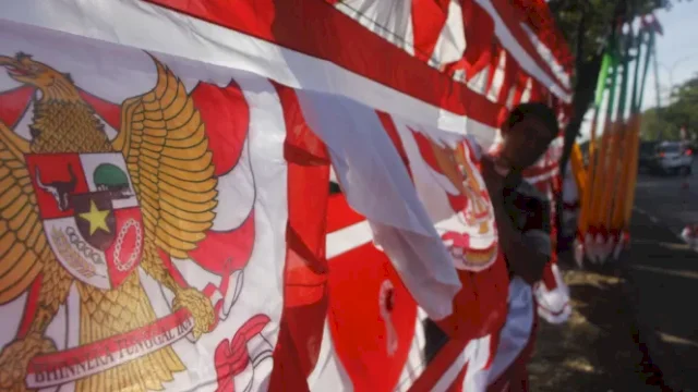 Kesbangpol Makassar Bagi-Bagi Bendera Gratis di 15 Kecamatan Jelang HUT RI ke-79