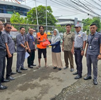 Perumda Parkir Makassar Raya Salurkan Paket Sembako Ramadhan ke Jukir Resmi