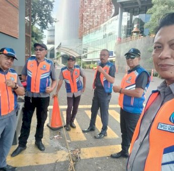 PD Parkir Makassar Turunkan TRC Menata Kendaraan Depan Kantor Gubernuran