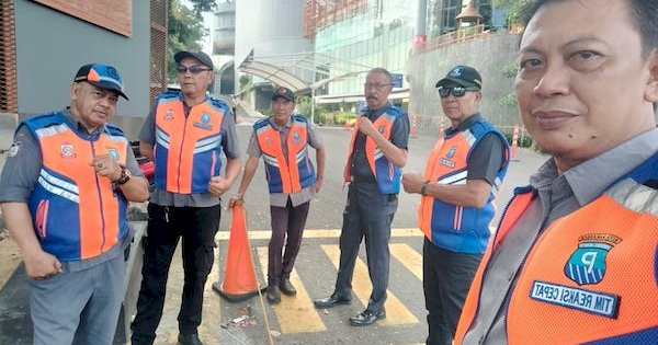 PD Parkir Makassar Turunkan TRC Menata Kendaraan Depan Kantor Gubernuran