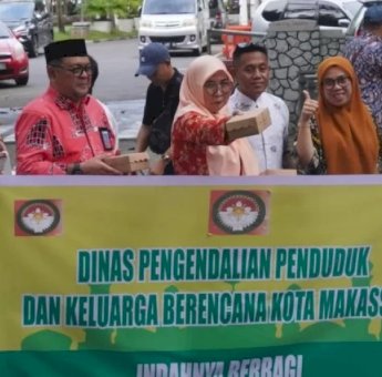 DPPKB Makassar Bagi Takjil di Pelataran Balai Kota