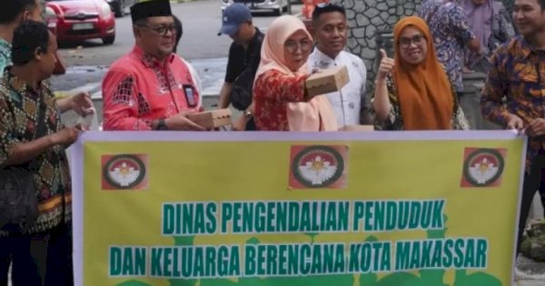 DPPKB Makassar Bagi Takjil di Pelataran Balai Kota