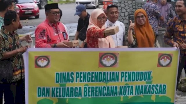 DPPKB Makassar Bagi Takjil di Pelataran Balai Kota