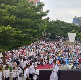Kepala Kesbangpol Makassar Hadiri Maulid Akbar Nabi Muhammad SAW 1446 H di Pantai Losari: Jaga Keberagaman di Kota Makassar
