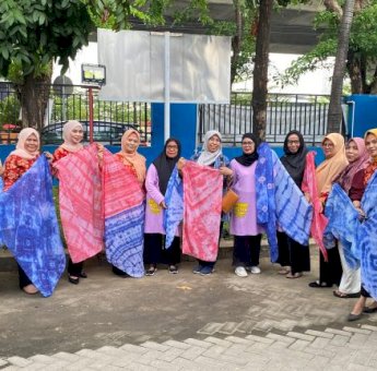 DWP Kominfo Makassar Gelar Pembinaan Membatik untuk Ibu-Ibu Longwis Tamamaung
