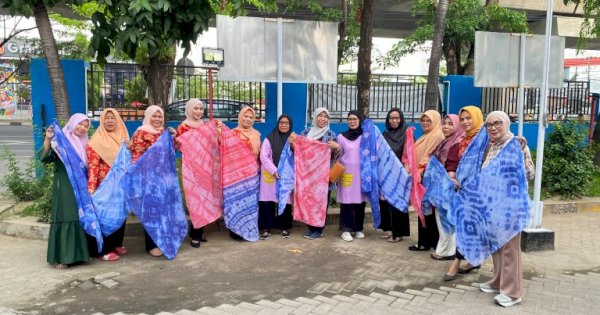DWP Kominfo Makassar Gelar Pembinaan Membatik untuk Ibu-Ibu Longwis Tamamaung
