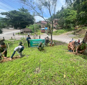 Kalla Beton Berbagi Bibit Pohon dan Sembako ke Warga Lonjoboko