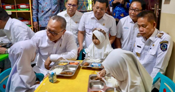 Tinjau Program MBG di Makassar, Menko Zulkifli Hasan Harap Tingkatkan IQ Anak Bangsa