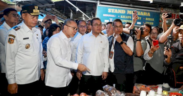 Menko Zulkifli Hasan Tinjau Harga Sembako di Pasar Tradisional Makassar, Sebut Lebih Rendah dari Provinsi Lain!