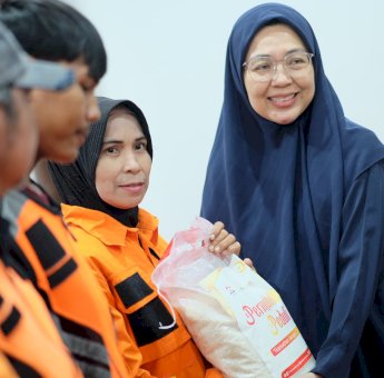 Melinda Aksa dan Permabudhi Sulsel Berbagi dengan Petugas Kebersihan di Bulan Ramadan