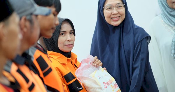 Melinda Aksa dan Permabudhi Sulsel Berbagi dengan Petugas Kebersihan di Bulan Ramadan