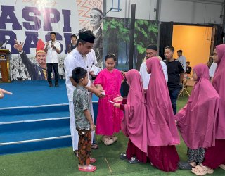 Anggota Komisi III DPR RI Rudianto Lallo Berbagi Kebahagian dengan Ratusan Anak Panti Asuhan