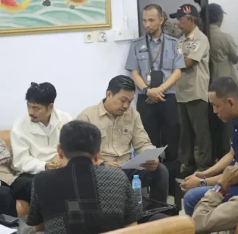 Diduga Langgar Aturan, Komisi A DPRD Makassar Sidak Gudang Plastik Toko Indah
