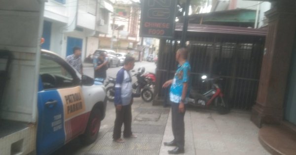Perumda Parkir Tindak Tegas Jukir Liar, Pungut Tarif Rp10 Ribu di Depan RM Hongkong