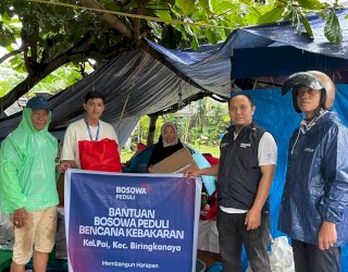 Bukti Kepedulian, Bosowa Salurkan Bantuan ke Korban Kebakaran di Dua Kecamatan