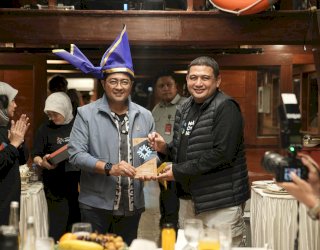 Wali Kota Munafri & Menrekraf Bahas Ekonomi Kreatif di Laut Makassar