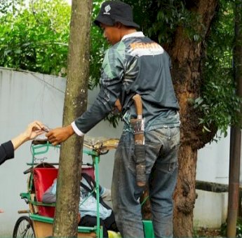 DLH Makassar dan Kecamatan Mamajang Gencarkan Aksi Bersih-Bersih Reklame Liar di Pohon