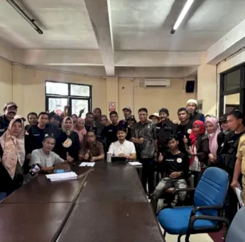 Warga Bitoa Unjuk Rasa, Keluhannya Diterima Langsung Oleh Ketua Fraksi PKS