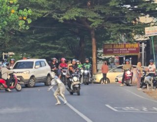 Manusia Silver Serang Satpol PP Makassar, Satu Petugas Terluka Saat Penertiban