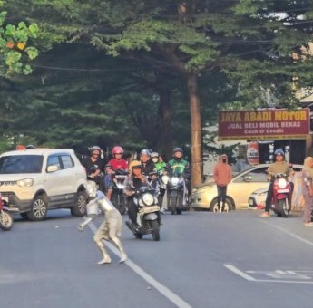 Manusia Silver Serang Satpol PP Makassar, Satu Petugas Terluka Saat Penertiban