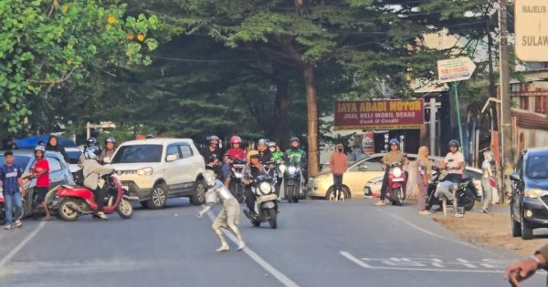 Manusia Silver Serang Satpol PP Makassar, Satu Petugas Terluka Saat Penertiban