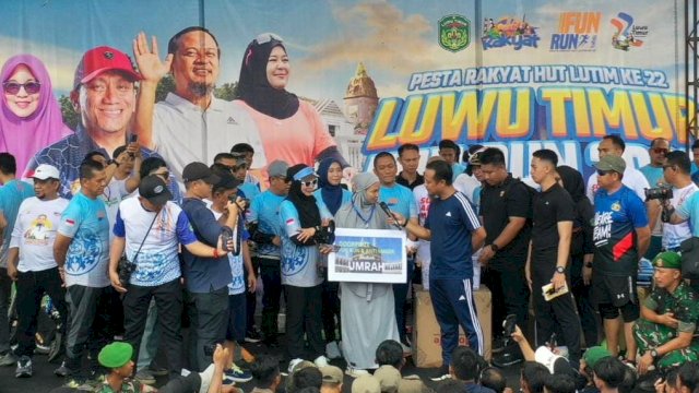 Tangis Haru Warnai Fun Run Luwu Timur 2025, Bidan Nurlina Raih Hadiah Umrah dari Gubernur Sulsel