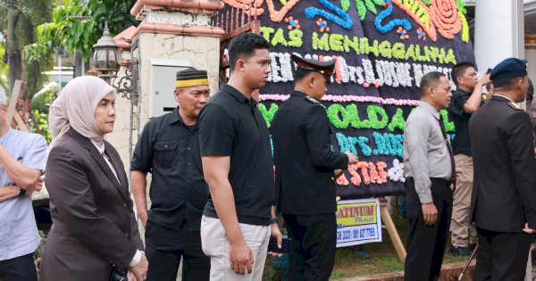 Aliyah Mustika Saksikan Langsung Pelepasan Jenazah Komjen (Purn) Jusuf Manggabarani ke Jakarta