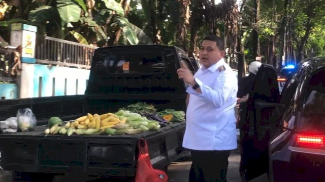 Wali Kota Makassar Munafri Arifuddin melakukan inspeksi mendadak di salah satu pasar tumpah di Jalan dr Leimena Kawasan Tello Baru Kecamatan Panakkukang, Rabu (25/6) || foto istimewa