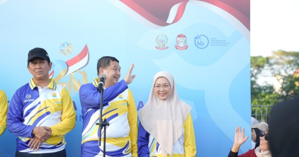 Bersama Ketua TP PKK, Wali Kota Munafri Lepas Peserta Jalan Santai Harganas ke-32 Tingkat Sulsel