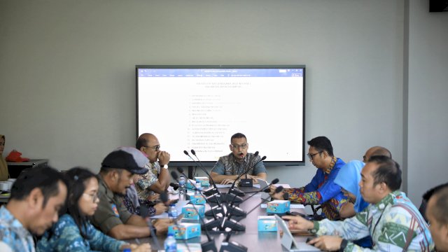 Sekretaris Daerah (Sekda) Kota Makassar Andi Zulkifly memimpin rapat koordinasi lintas sektor membahas langkah-langkah penertiban FO.Rapat Koordinasi Lintas Sektor, di Gedung Makassar Government Center, Kamis (14/8).