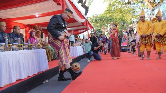 Wali Kota Makassar, Munafri Arifuddin menendang bola takrow sebagai simbolisasi dimulainya perayaan Festival Bulan Budaya dan Karnaval secara resmi di Museum Kota Makassar, Kamis (14/8). 