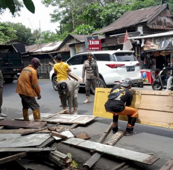 Pemkot Makassar Tertibkan Pedagang Pasar Tumpah di Jalan dr Leimena