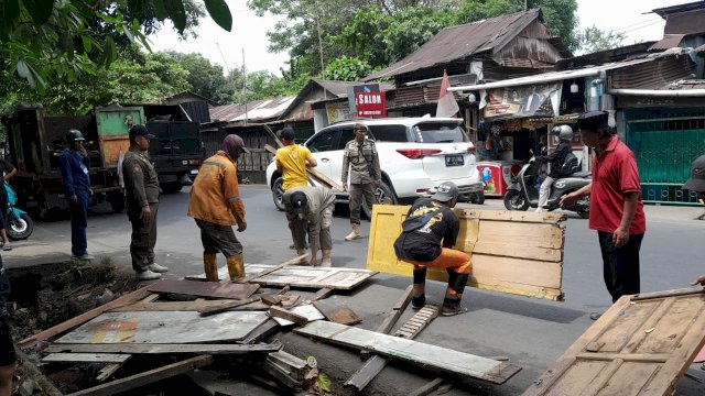 Pemkot Makassar Tertibkan Pedagang Pasar Tumpah di Jalan dr Leimena