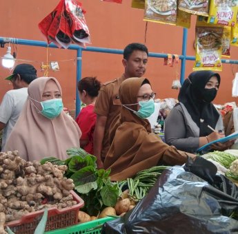 Pengawasan Rutin, Tim DKP Makassar Ingatkan Pedagang Pasar Sawah Soal Kualitas Pangan
