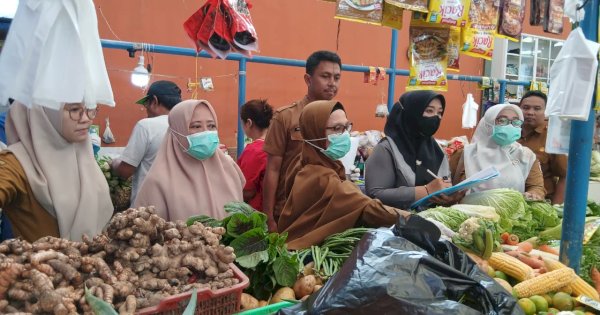 Pengawasan Rutin, Tim DKP Makassar Ingatkan Pedagang Pasar Sawah Soal Kualitas Pangan