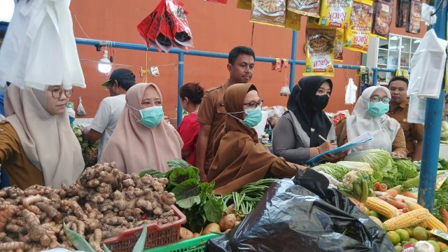 Pengawasan Rutin, Tim DKP Makassar Ingatkan Pedagang Pasar Sawah Soal Kualitas Pangan