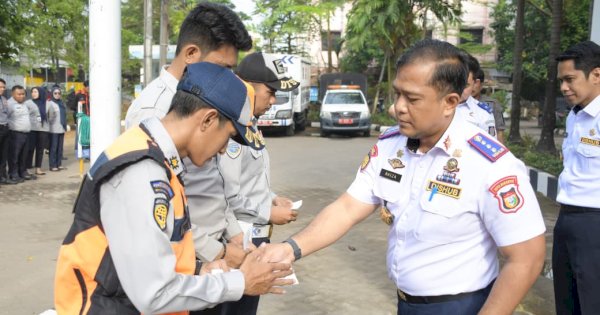 Kadishub Beri Bantuan Petugas yang Jadi Korban Aksi Demonstrasi di Makassar
