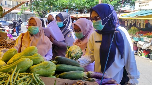 Intens Pengawasan, Tim DKP Makassar Uji Sampel Pangan di Pasar Terong