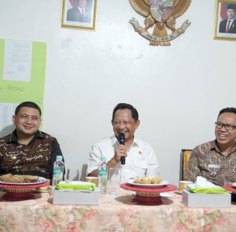 Mendagri Tito Karnavian Tinjau Poskamling di Makassar