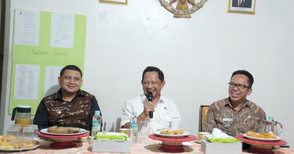 Mendagri Tito Karnavian Tinjau Poskamling di Makassar