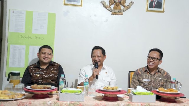 Mendagri Tito Karnavian Tinjau Poskamling di Makassar